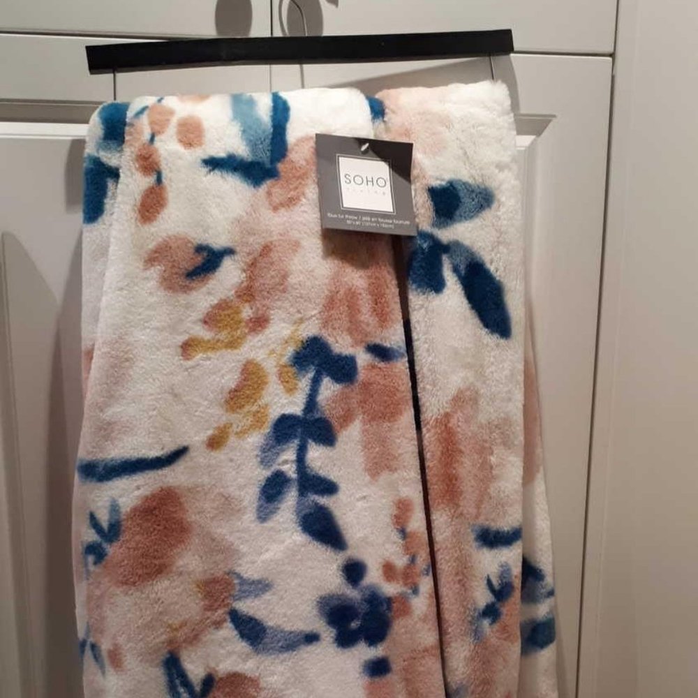 SOHO LIVING FAUX FUR THROW, 50" X 60"......BRAND NEW!
